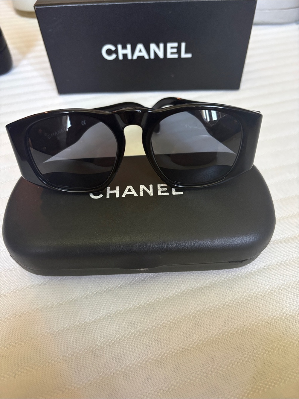 CHANEL Black quilted Woman's Sunnies - Bold Rectangular Frames gold CC